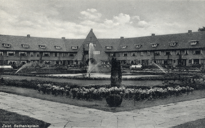 15493 Gezicht op het Bethaniëplein en plantsoen met vijver en de voorgevels van de huizen Bethaniëplein 13-3 te Zeist ...